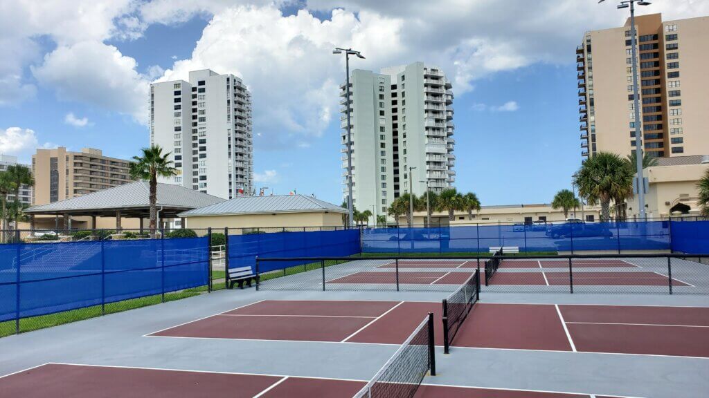 Blue pickleball netting on pickleball court in Florida